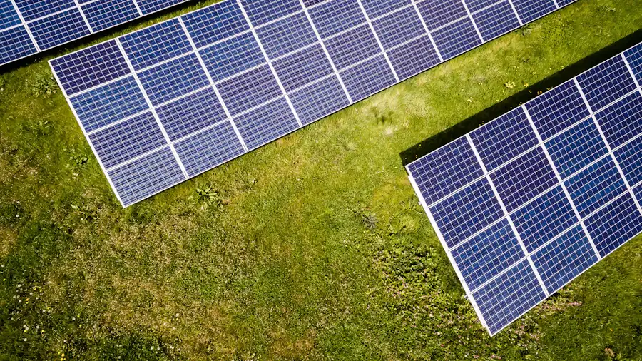 Vista aérea de painéis solares sobre gramado
